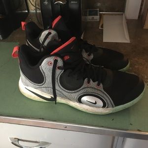 Men’s basketball sneakers